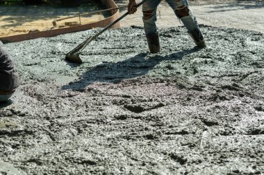 İşçiler beton ve teçhizat döküyor