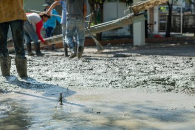 İşçiler beton ve teçhizat döküyor