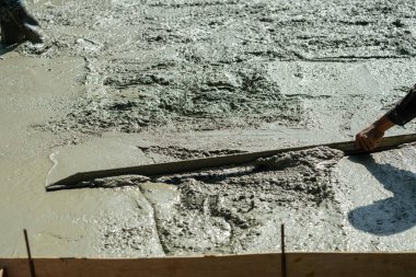 İşçiler beton ve teçhizat döküyor