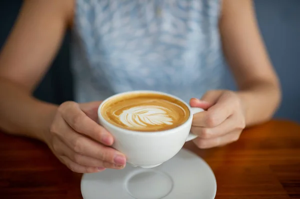 Primer Plano Mano Beber Café Caliente Relajarse Tiempo —  Fotos de Stock
