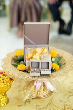 Alyans, Thai düğünü, mücevher, evlilik, nişanlı erkekler.