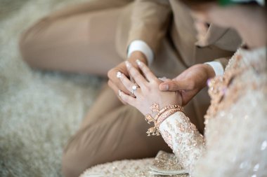 Yüzük tak, alyans tak, aşk çifti