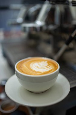 Sıcak sütlü kahve, masada kahve, dinlenme zamanı.