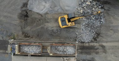 Kazıcının kaya kepçelemesi, taş yapısı