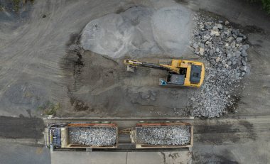 Kazıcının kaya kepçelemesi, taş yapısı