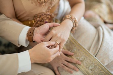 Yüzük tak, alyans tak, aşk çifti