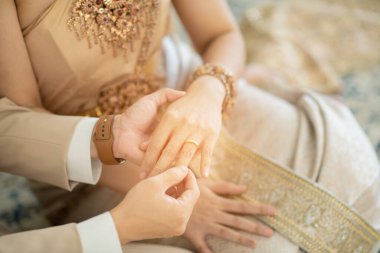 Yüzük tak, alyans tak, aşk çifti