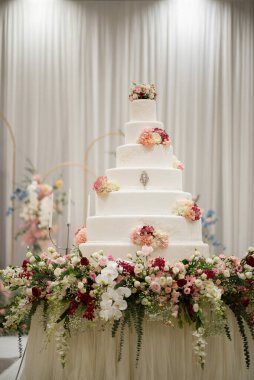 Arkası bulanık güzel bir düğün pastası.