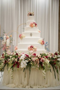 Arkası bulanık güzel bir düğün pastası.