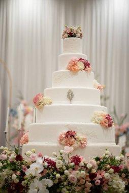 Arkası bulanık güzel bir düğün pastası.