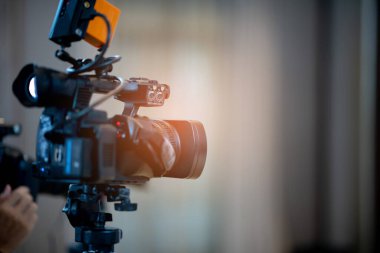 Arka gruplandırmalı video kamera