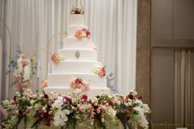 Arkası bulanık güzel bir düğün pastası.