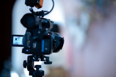 Arka gruplandırmalı video kamera