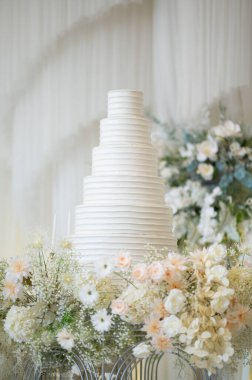 Arkası bulanık güzel bir düğün pastası.