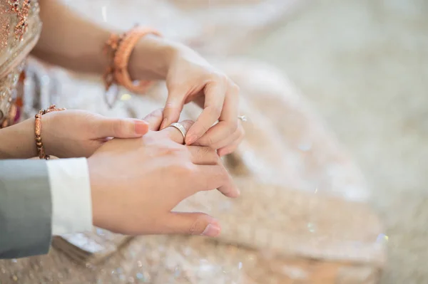 반지를 결혼반지를 — 스톡 사진