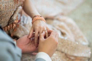 Yüzük tak, alyans tak, aşk çifti