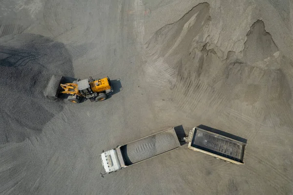 Песчаные Погрузчики Сгребают Камни Самосвалы — стоковое фото