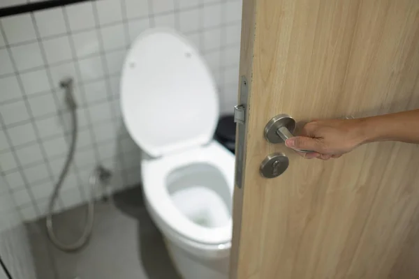 화장실 문열고 — 스톡 사진