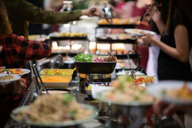 Yemeği kepçelemek, yemek servisi, yemek zamanı.