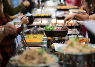 Yemeği kepçelemek, yemek servisi, yemek zamanı.