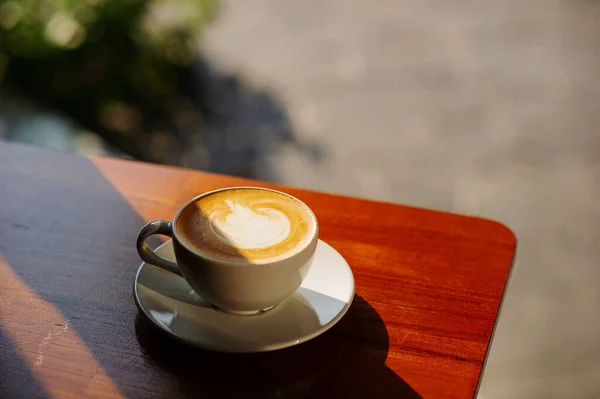 Café Caliente Arte Latte Mesa Madera Relajarse Tim —  Fotos de Stock