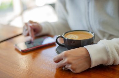 Tahta masada sıcak latte sanat kahvesi, rahatla Tim.