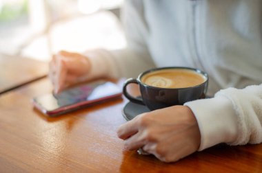 Tahta masada sıcak latte sanat kahvesi, rahatla Tim.
