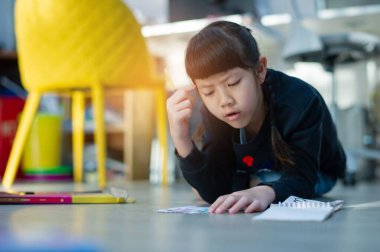 Ödev yapan küçük kız, kağıt yazan çocuk, eğitim kavramı