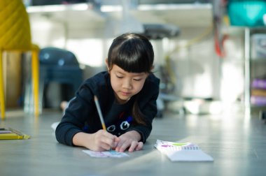 Ödev yapan küçük kız, kağıt yazan çocuk, eğitim kavramı