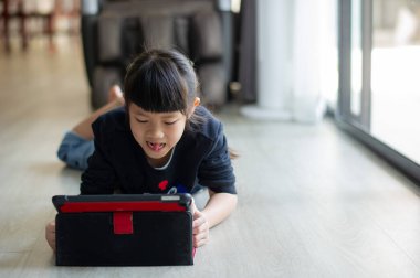 Ödev yapan küçük kız, kağıt yazan çocuk, eğitim kavramı