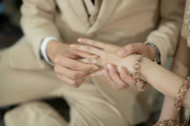 Yüzük tak, alyans tak, aşk çifti