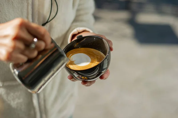 Κοντινό Χέρι Κάνει Ζεστό Καφέ Latte Art — Φωτογραφία Αρχείου