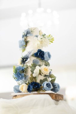 Arkası bulanık güzel bir düğün pastası.