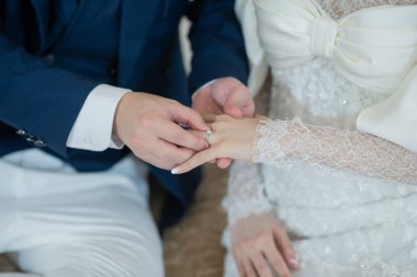 Yüzük tak, alyans tak, aşk çifti