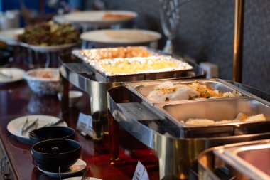 Yemeği kepçelemek, yemek servisi, yemek zamanı.