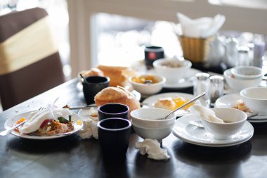  Parti sonrası yemek artıkları, kirli foo.