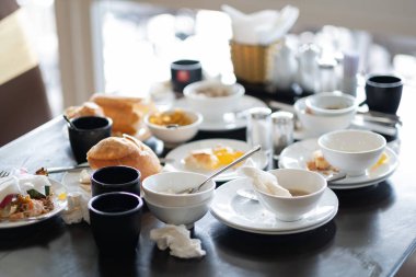  Parti sonrası yemek artıkları, kirli foo.