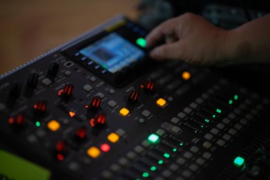 konser için ses kontrolü, mikser kontrolü, müzik mühendisi, sahne arkası