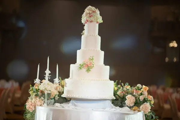 stock image Beautiful wedding cake with blur backgroun