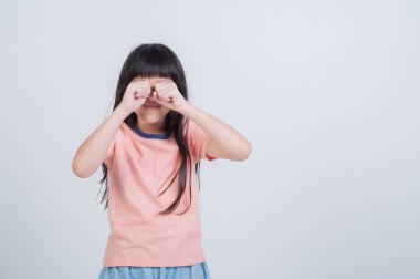 Beyaz arka plandaki kız, el ele tutuşan çocuk.