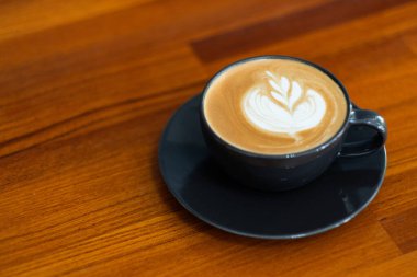 Sıcak kahve fincanı masada, dinlenme zamanı, sabah vakti