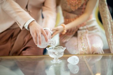 Su Dökme, Tayland Geleneksel Töreni, Nişanlılar