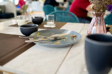  Parti sonrası yemek artıkları, kirli foo.