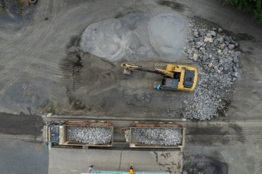 Kazıcının kaya kepçelemesi, taş yapısı