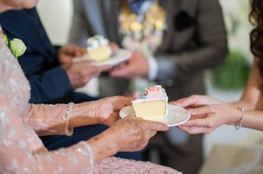 Gelin ve damat pastayı verir.