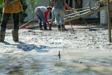 İşçiler beton ve ekipman döküyor