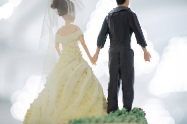 Düğün bebeği pasta üzerinde, aşk çifti