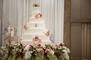 Arkası bulanık güzel bir düğün pastası.