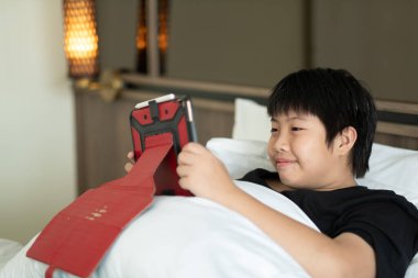 Çocuk tablet izliyor, çocuk da bağımlı.