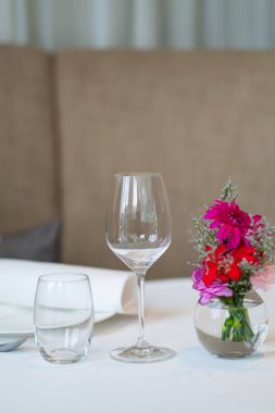 Masada boş şarap kadehi var.